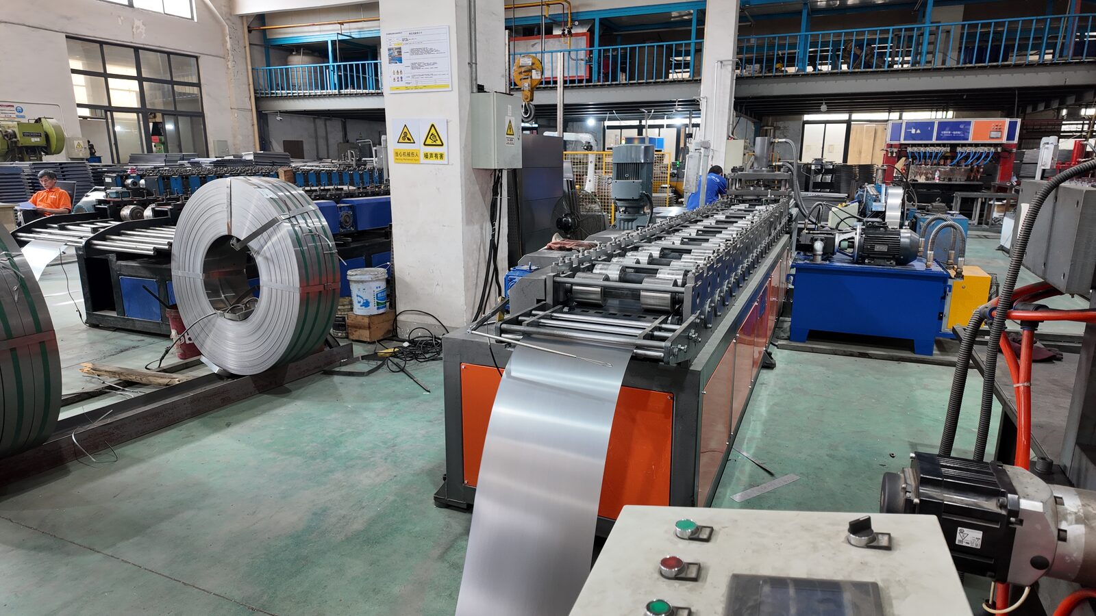 Roll forming press at the CMJ RACKS factory