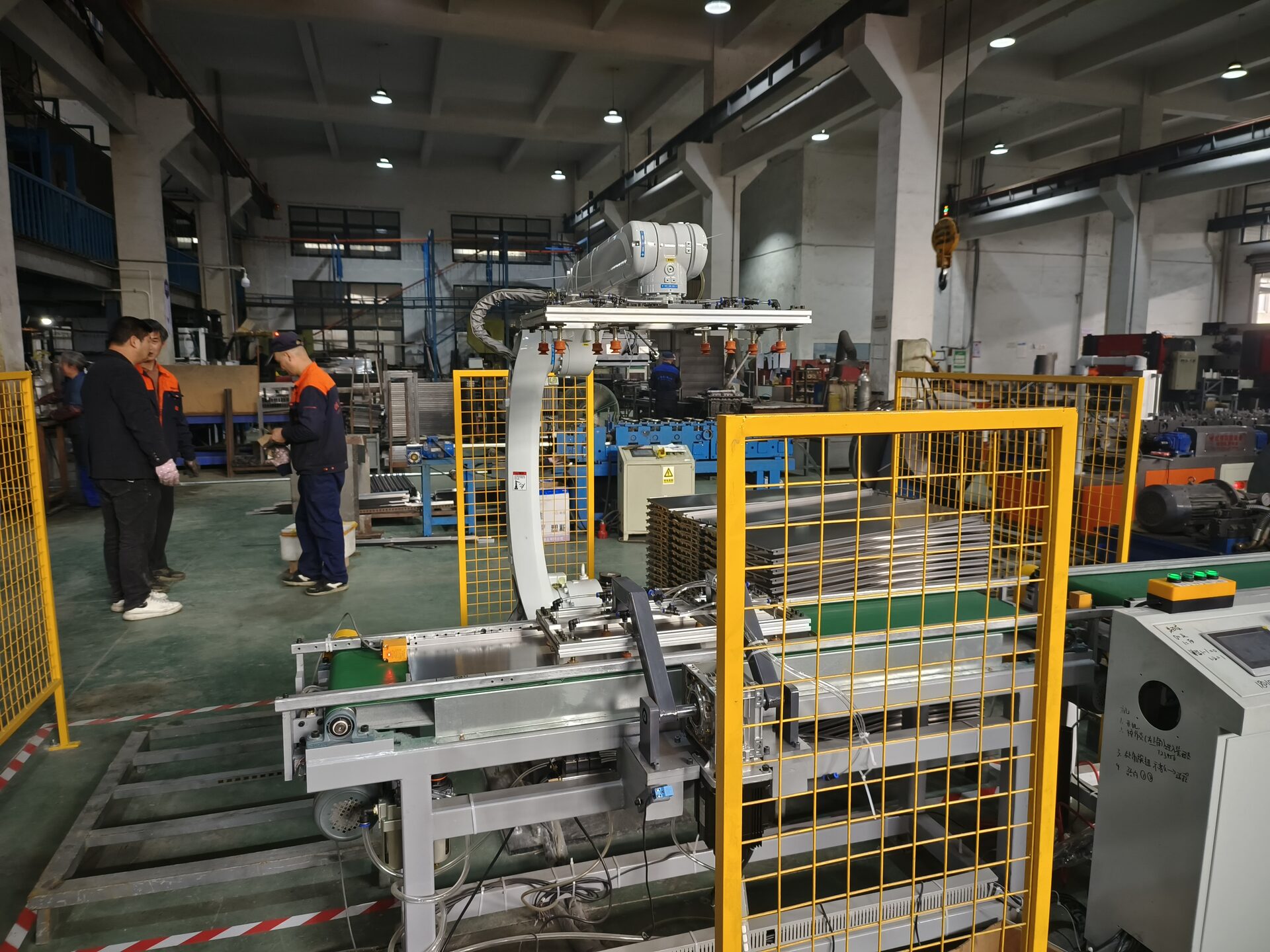 Palletizing robotic arm